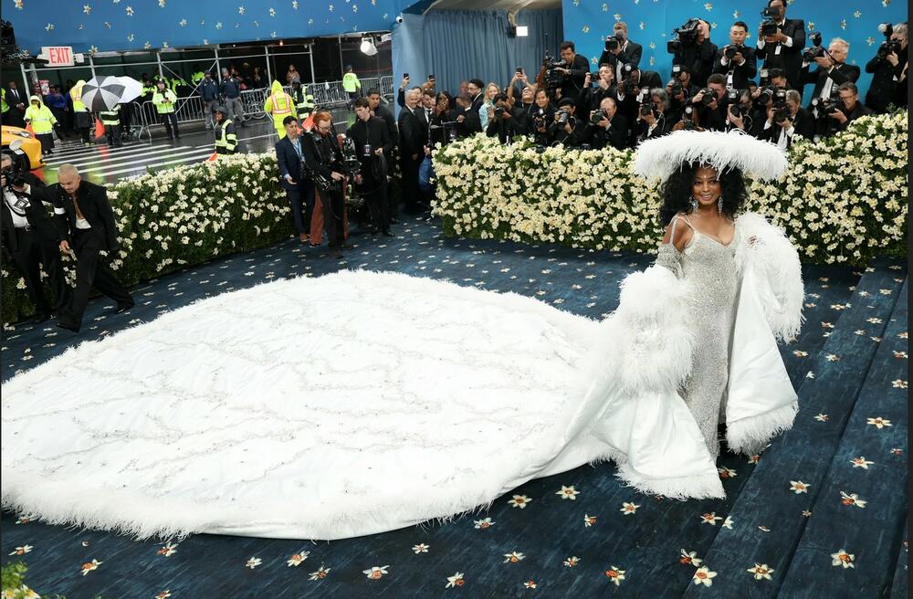 <p>Od povratka dive Dajane Ros do Rihanninog modnog otkrovenja i muzičkog spektakla Stivija Vondera - glamur i kreativnost obilježili su najglamurozniju noć u Njujorku</p>