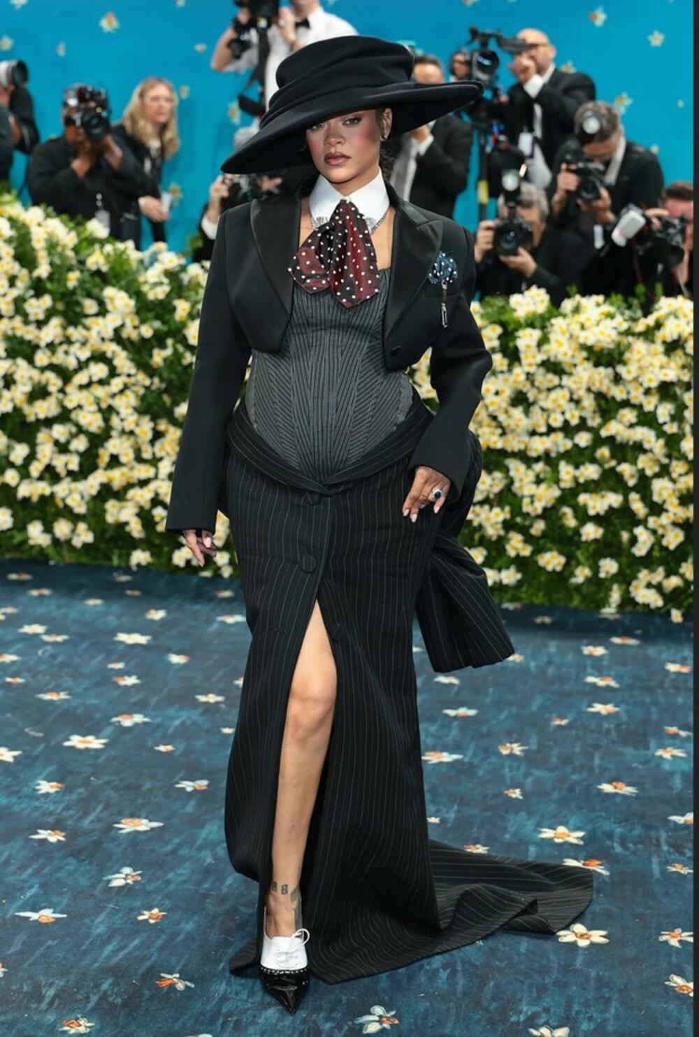 <p>Od povratka dive Dajane Ros do Rihanninog modnog otkrovenja i muzičkog spektakla Stivija Vondera - glamur i kreativnost obilježili su najglamurozniju noć u Njujorku</p>