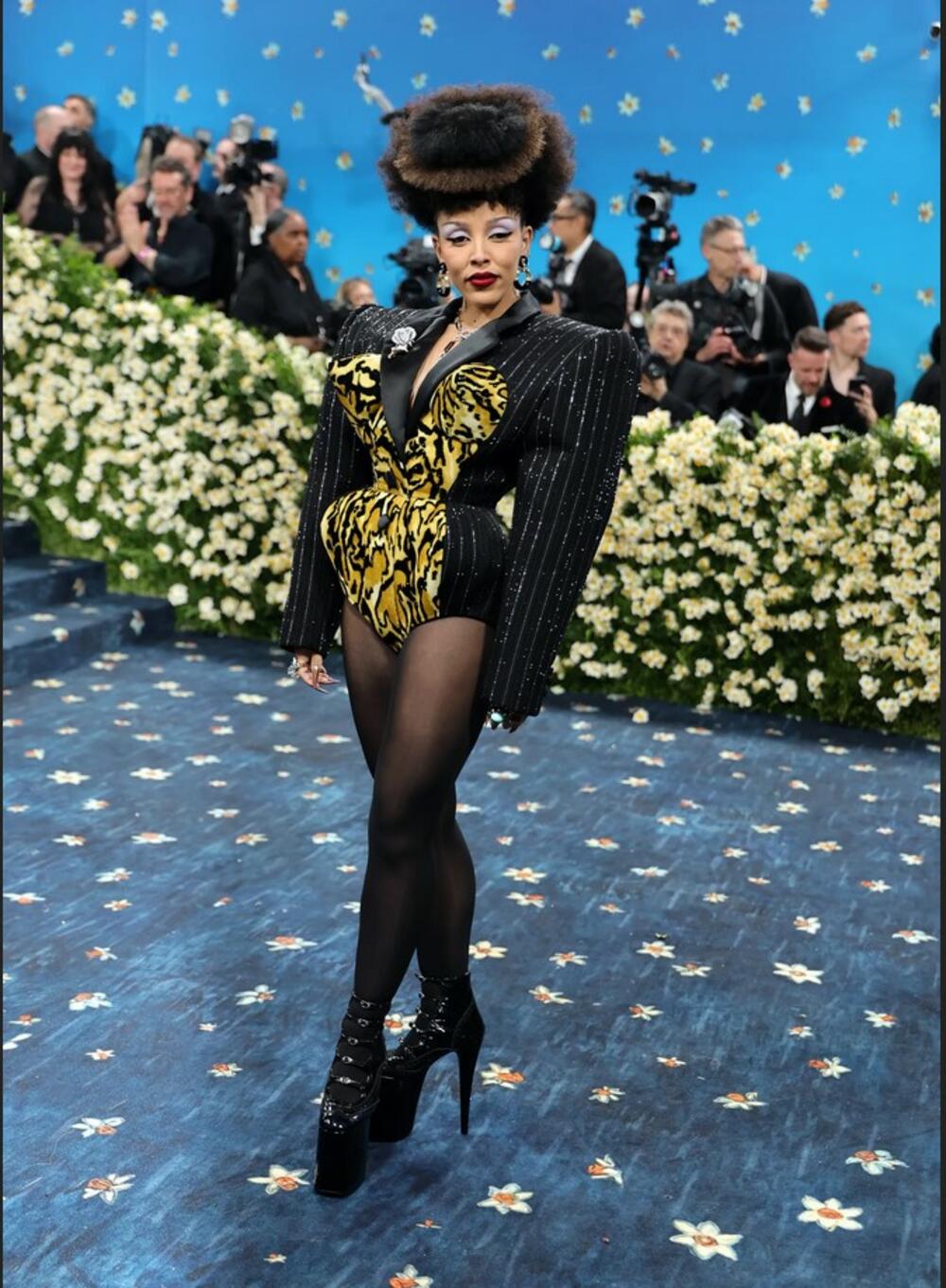 <p>Od povratka dive Dajane Ros do Rihanninog modnog otkrovenja i muzičkog spektakla Stivija Vondera - glamur i kreativnost obilježili su najglamurozniju noć u Njujorku</p>