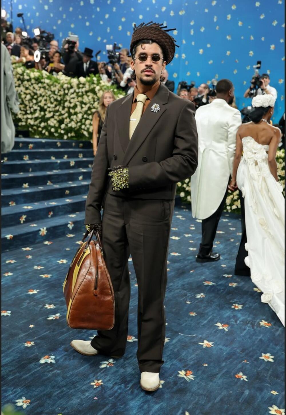 <p>Od povratka dive Dajane Ros do Rihanninog modnog otkrovenja i muzičkog spektakla Stivija Vondera - glamur i kreativnost obilježili su najglamurozniju noć u Njujorku</p>