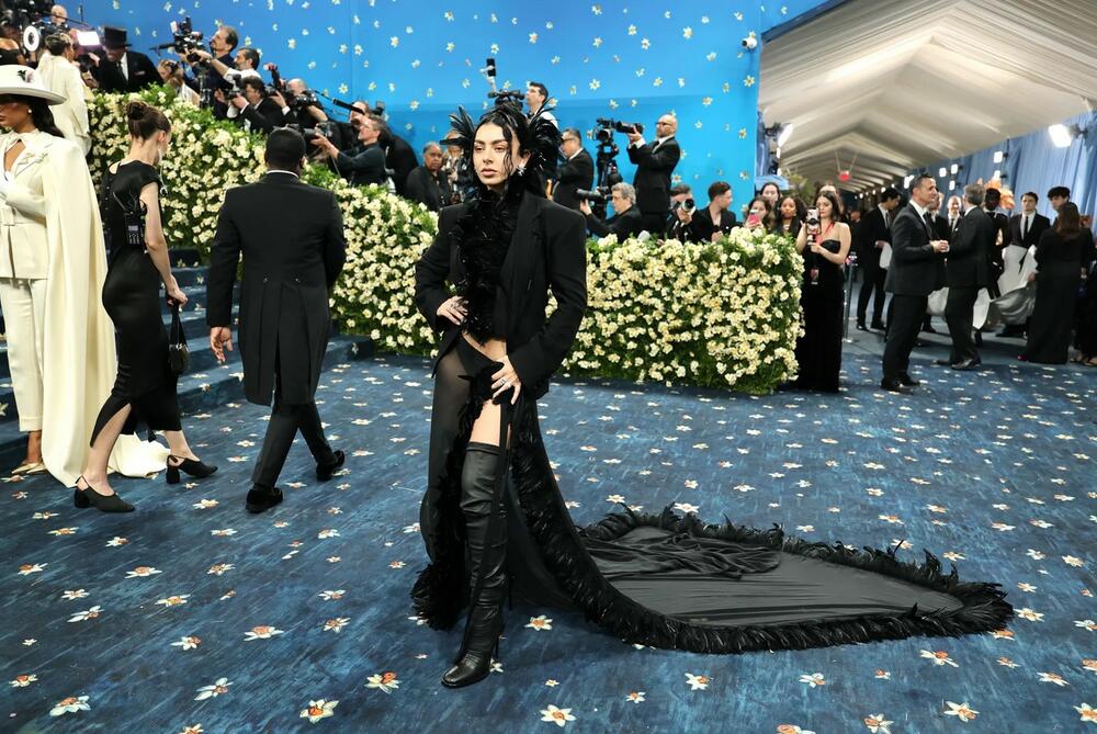 <p>Od povratka dive Dajane Ros do Rihanninog modnog otkrovenja i muzičkog spektakla Stivija Vondera - glamur i kreativnost obilježili su najglamurozniju noć u Njujorku</p>