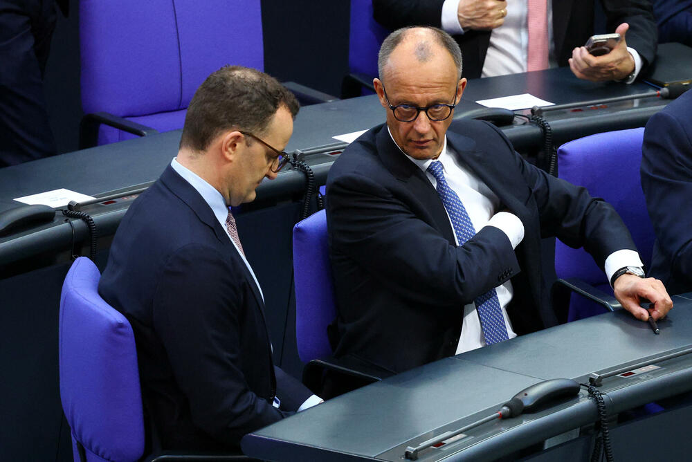 <p>Njegov novi savez sa socijaldemokratama ranije danas je iznenađujuće poražen u prvom krugu glasanja</p>