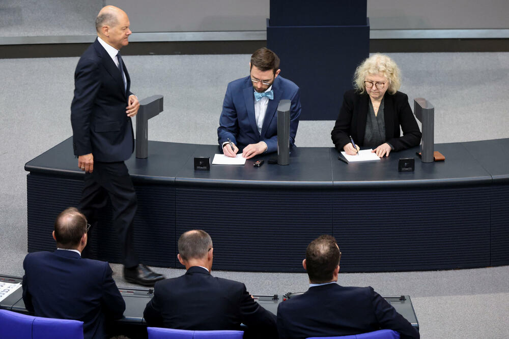 <p>Njegov novi savez sa socijaldemokratama ranije danas je iznenađujuće poražen u prvom krugu glasanja</p>