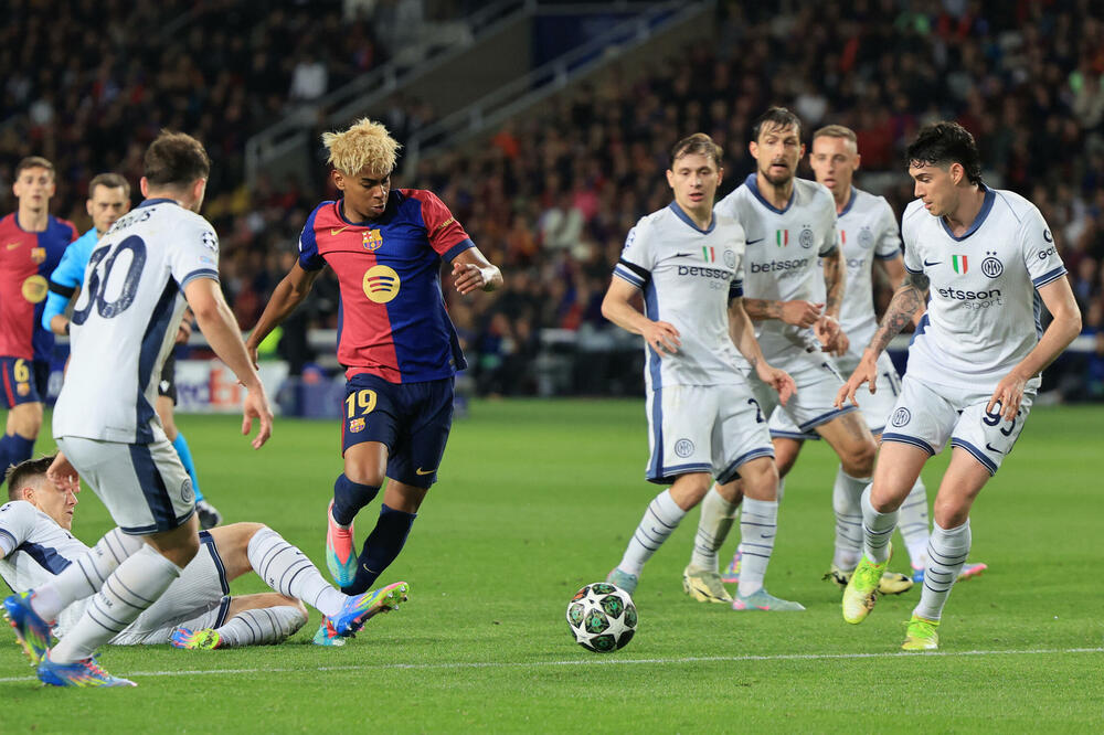 Lamin Jamal okružen šestoricom igrača Intera u prvom meču, Foto: REUTERS Nacho Doce