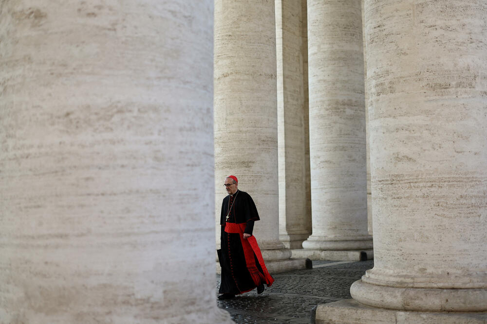 Kardinal Pjerbatista Picabala stiže na kongregaciju uoči konklave
