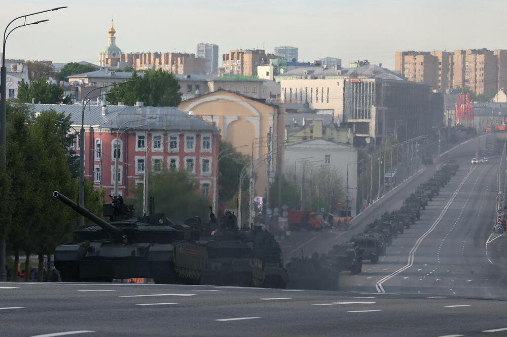Ruska oklopna vozila na ulicam Moskve tokom probe za vojnu paradu, Foto: Reuters