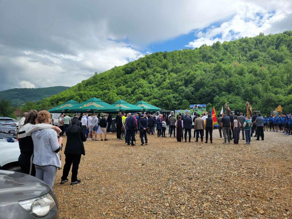 <p>"Ovaj kamp će biti otvoren i za sve ostale klubove iz naše opštine, za sve mlade koji žele da se razvijaju, uče i sanjaju o velikim utakmicama. Lješnica postaje dom sporta, mjesto gdje će se stvarati prijateljstva, gdje će se razvijati karakter, i gdje će se graditi uspjesi", kazao je potpredsjednik Opštine i predsjednik Fudbalskog kluba (FK) "Jedinstvo" Nermin Bećirović</p>