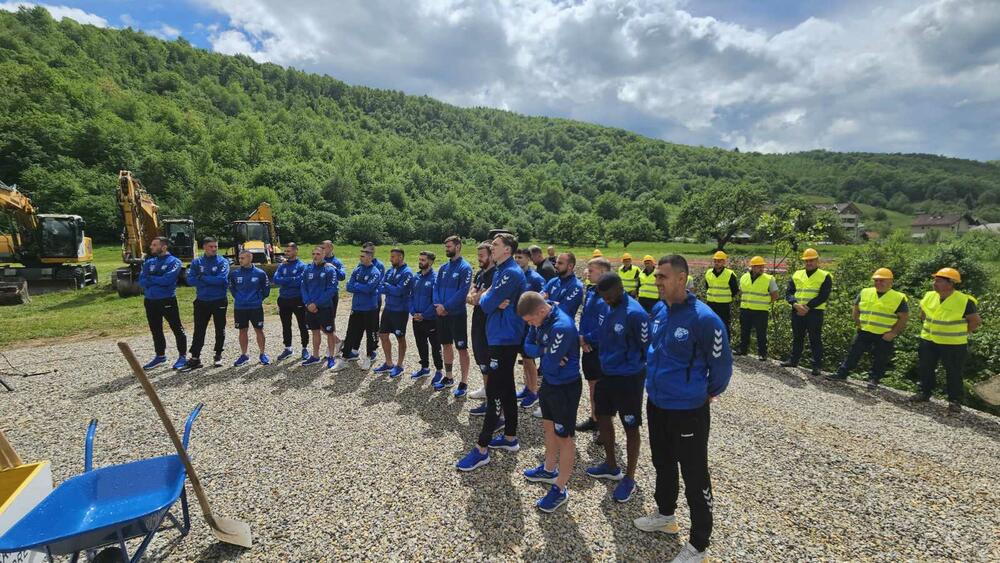 <p>"Ovaj kamp će biti otvoren i za sve ostale klubove iz naše opštine, za sve mlade koji žele da se razvijaju, uče i sanjaju o velikim utakmicama. Lješnica postaje dom sporta, mjesto gdje će se stvarati prijateljstva, gdje će se razvijati karakter, i gdje će se graditi uspjesi", kazao je potpredsjednik Opštine i predsjednik Fudbalskog kluba (FK) "Jedinstvo" Nermin Bećirović</p>