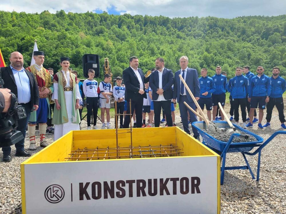 <p>"Ovaj kamp će biti otvoren i za sve ostale klubove iz naše opštine, za sve mlade koji žele da se razvijaju, uče i sanjaju o velikim utakmicama. Lješnica postaje dom sporta, mjesto gdje će se stvarati prijateljstva, gdje će se razvijati karakter, i gdje će se graditi uspjesi", kazao je potpredsjednik Opštine i predsjednik Fudbalskog kluba (FK) "Jedinstvo" Nermin Bećirović</p>