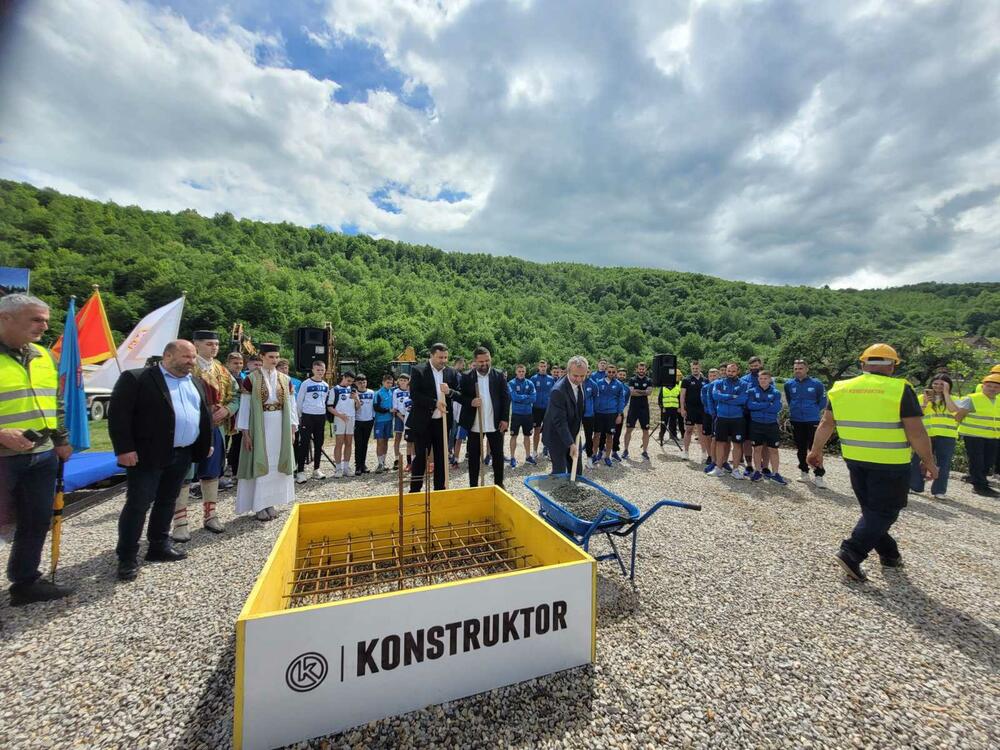 <p>"Ovaj kamp će biti otvoren i za sve ostale klubove iz naše opštine, za sve mlade koji žele da se razvijaju, uče i sanjaju o velikim utakmicama. Lješnica postaje dom sporta, mjesto gdje će se stvarati prijateljstva, gdje će se razvijati karakter, i gdje će se graditi uspjesi", kazao je potpredsjednik Opštine i predsjednik Fudbalskog kluba (FK) "Jedinstvo" Nermin Bećirović</p>