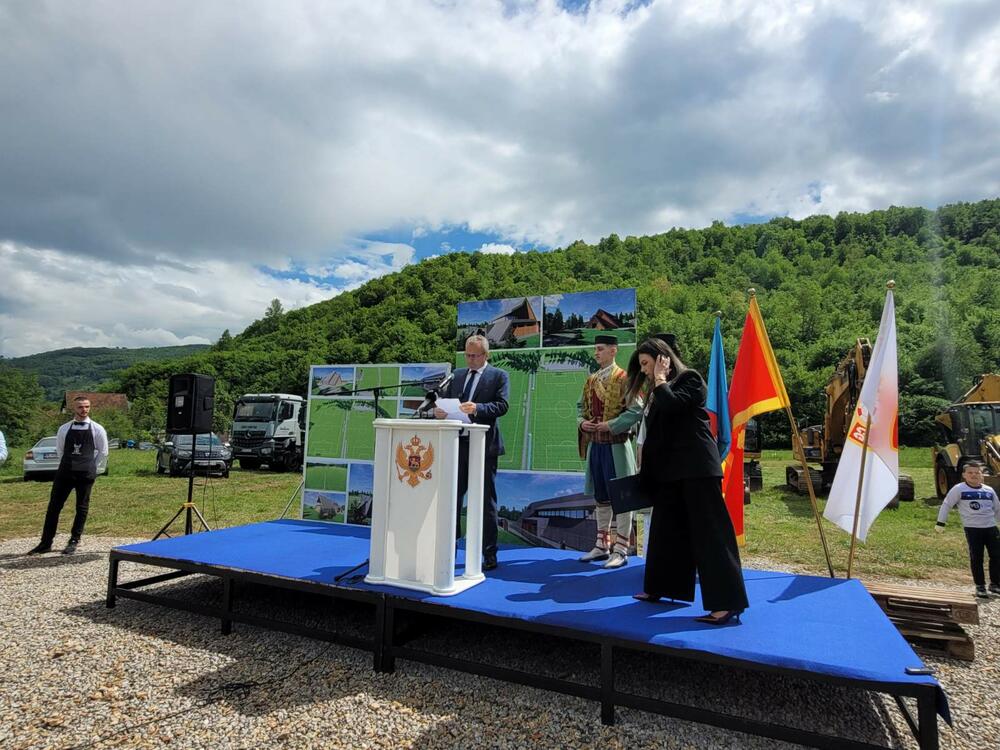 <p>"Ovaj kamp će biti otvoren i za sve ostale klubove iz naše opštine, za sve mlade koji žele da se razvijaju, uče i sanjaju o velikim utakmicama. Lješnica postaje dom sporta, mjesto gdje će se stvarati prijateljstva, gdje će se razvijati karakter, i gdje će se graditi uspjesi", kazao je potpredsjednik Opštine i predsjednik Fudbalskog kluba (FK) "Jedinstvo" Nermin Bećirović</p>