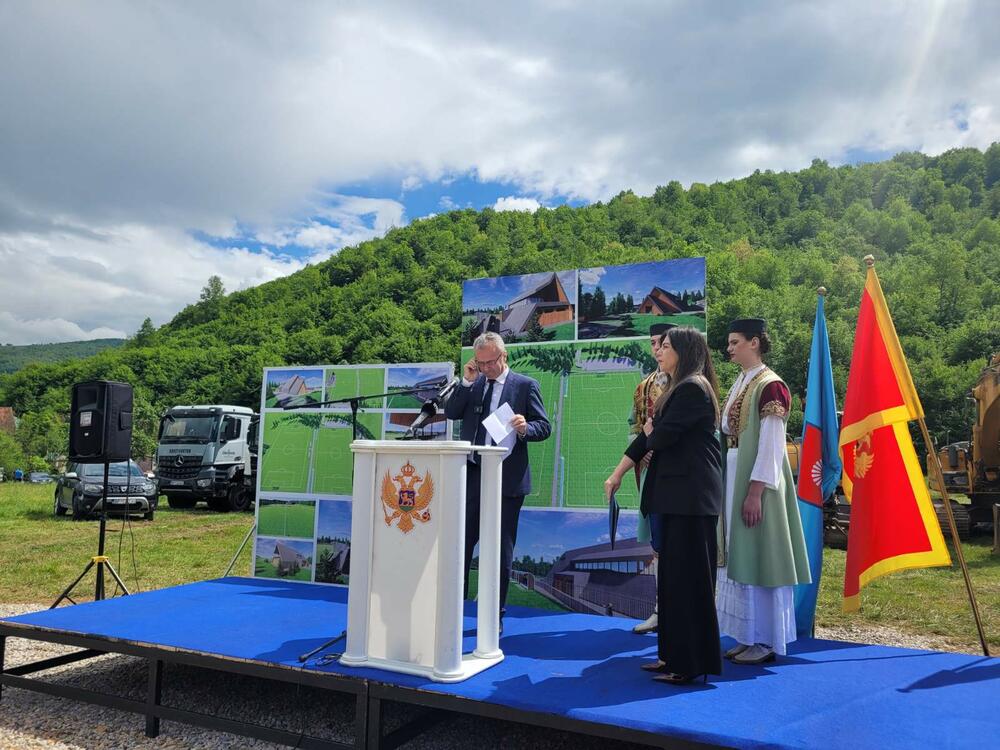<p>"Ovaj kamp će biti otvoren i za sve ostale klubove iz naše opštine, za sve mlade koji žele da se razvijaju, uče i sanjaju o velikim utakmicama. Lješnica postaje dom sporta, mjesto gdje će se stvarati prijateljstva, gdje će se razvijati karakter, i gdje će se graditi uspjesi", kazao je potpredsjednik Opštine i predsjednik Fudbalskog kluba (FK) "Jedinstvo" Nermin Bećirović</p>