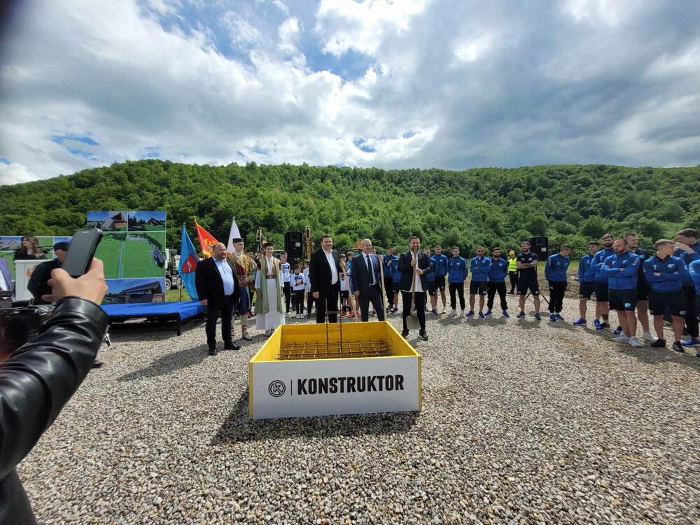 <p>"Ovaj kamp će biti otvoren i za sve ostale klubove iz naše opštine, za sve mlade koji žele da se razvijaju, uče i sanjaju o velikim utakmicama. Lješnica postaje dom sporta, mjesto gdje će se stvarati prijateljstva, gdje će se razvijati karakter, i gdje će se graditi uspjesi", kazao je potpredsjednik Opštine i predsjednik Fudbalskog kluba (FK) "Jedinstvo" Nermin Bećirović</p>
