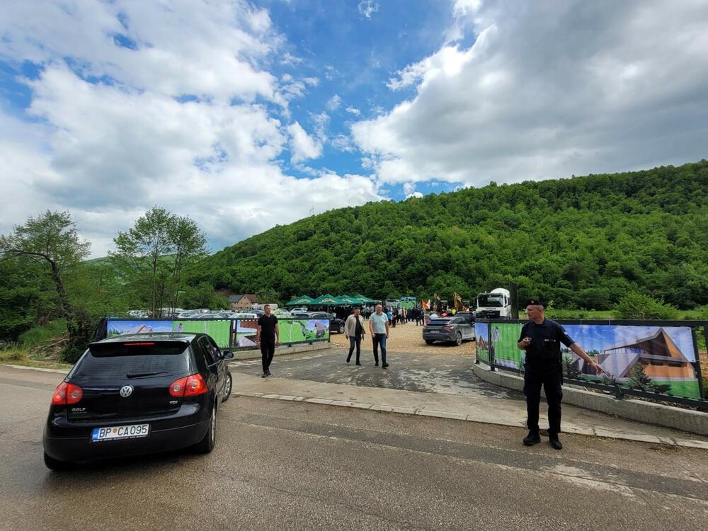 <p>"Ovaj kamp će biti otvoren i za sve ostale klubove iz naše opštine, za sve mlade koji žele da se razvijaju, uče i sanjaju o velikim utakmicama. Lješnica postaje dom sporta, mjesto gdje će se stvarati prijateljstva, gdje će se razvijati karakter, i gdje će se graditi uspjesi", kazao je potpredsjednik Opštine i predsjednik Fudbalskog kluba (FK) "Jedinstvo" Nermin Bećirović</p>