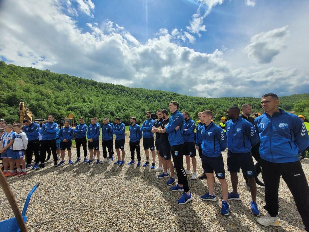 <p>"Ovaj kamp će biti otvoren i za sve ostale klubove iz naše opštine, za sve mlade koji žele da se razvijaju, uče i sanjaju o velikim utakmicama. Lješnica postaje dom sporta, mjesto gdje će se stvarati prijateljstva, gdje će se razvijati karakter, i gdje će se graditi uspjesi", kazao je potpredsjednik Opštine i predsjednik Fudbalskog kluba (FK) "Jedinstvo" Nermin Bećirović</p>