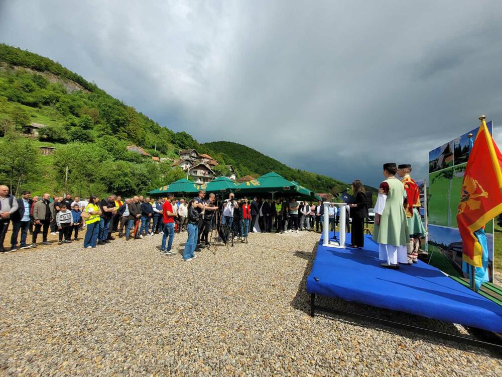 <p>"Ovaj kamp će biti otvoren i za sve ostale klubove iz naše opštine, za sve mlade koji žele da se razvijaju, uče i sanjaju o velikim utakmicama. Lješnica postaje dom sporta, mjesto gdje će se stvarati prijateljstva, gdje će se razvijati karakter, i gdje će se graditi uspjesi", kazao je potpredsjednik Opštine i predsjednik Fudbalskog kluba (FK) "Jedinstvo" Nermin Bećirović</p>