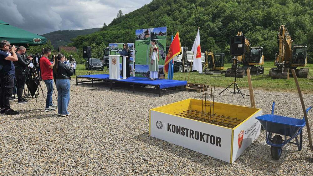 <p>"Ovaj kamp će biti otvoren i za sve ostale klubove iz naše opštine, za sve mlade koji žele da se razvijaju, uče i sanjaju o velikim utakmicama. Lješnica postaje dom sporta, mjesto gdje će se stvarati prijateljstva, gdje će se razvijati karakter, i gdje će se graditi uspjesi", kazao je potpredsjednik Opštine i predsjednik Fudbalskog kluba (FK) "Jedinstvo" Nermin Bećirović</p>