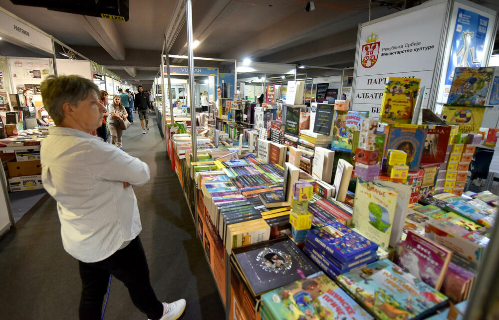 <p>Međunarodni podgorički sajam knjiga i obrazovanja zaslužuje svoj, sajamski prostor, poručila je ministarka kulture i medija Tamara Vujović i pozdravila inicijativu Glavnog grada kojom se najavljuje sajamska zgrada</p>