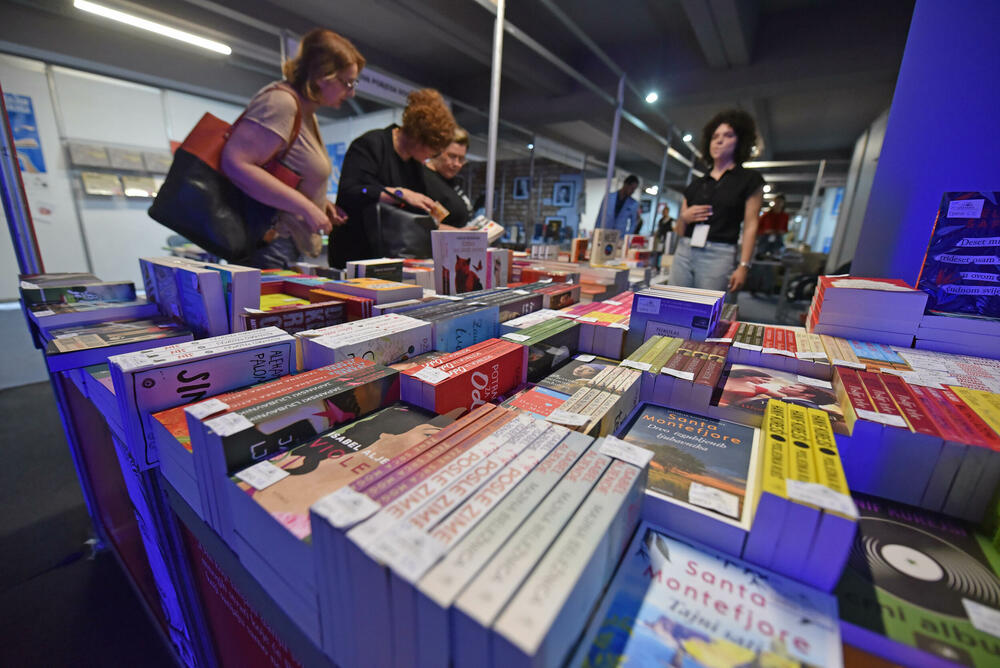 <p>Međunarodni podgorički sajam knjiga i obrazovanja zaslužuje svoj, sajamski prostor, poručila je ministarka kulture i medija Tamara Vujović i pozdravila inicijativu Glavnog grada kojom se najavljuje sajamska zgrada</p>