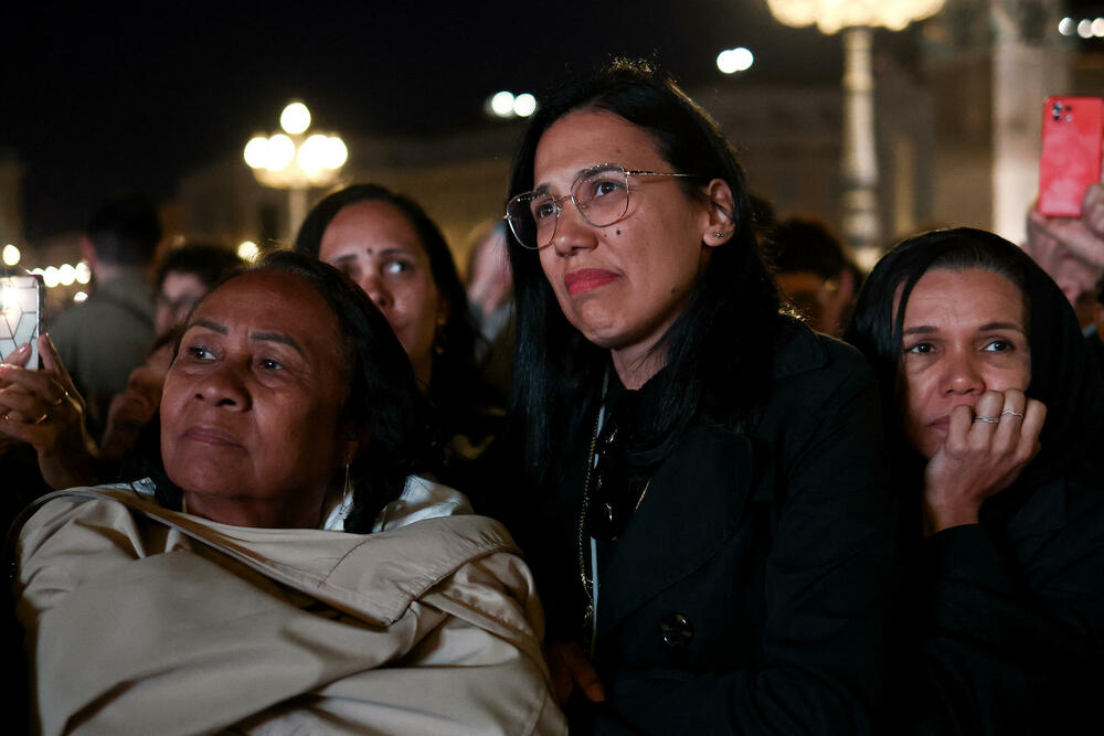 <p>Hiljade vjernika okupilo se na Trgu Svetog Petra</p>