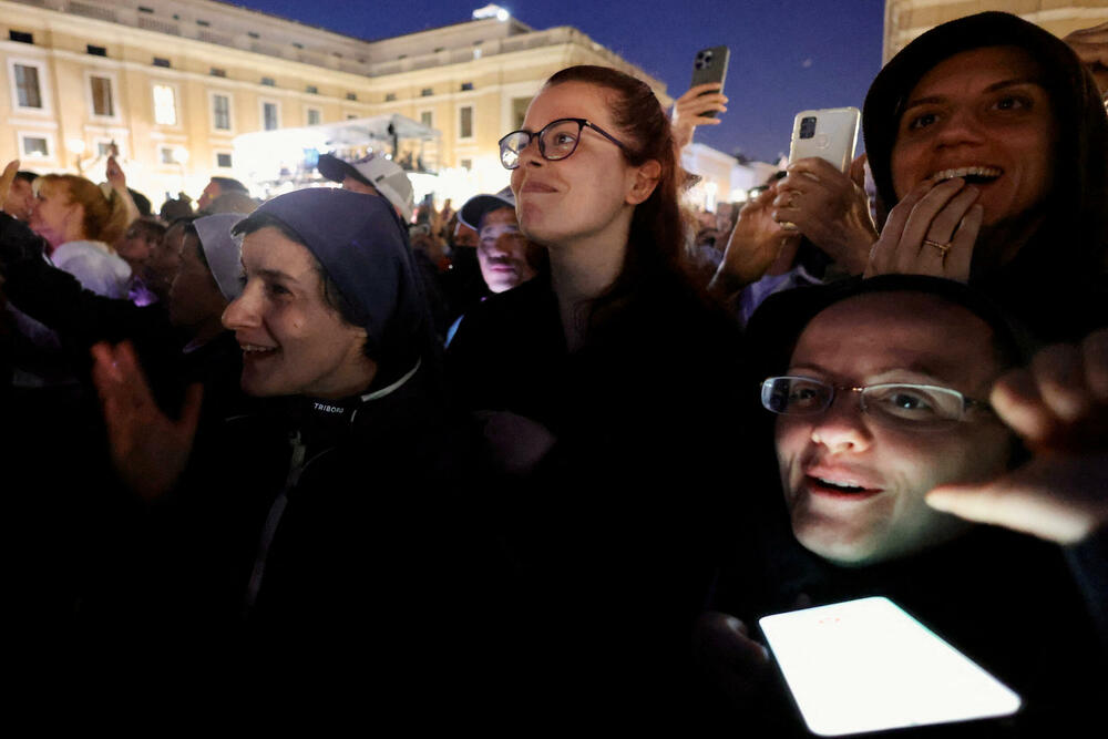 <p>Hiljade vjernika okupilo se na Trgu Svetog Petra</p>