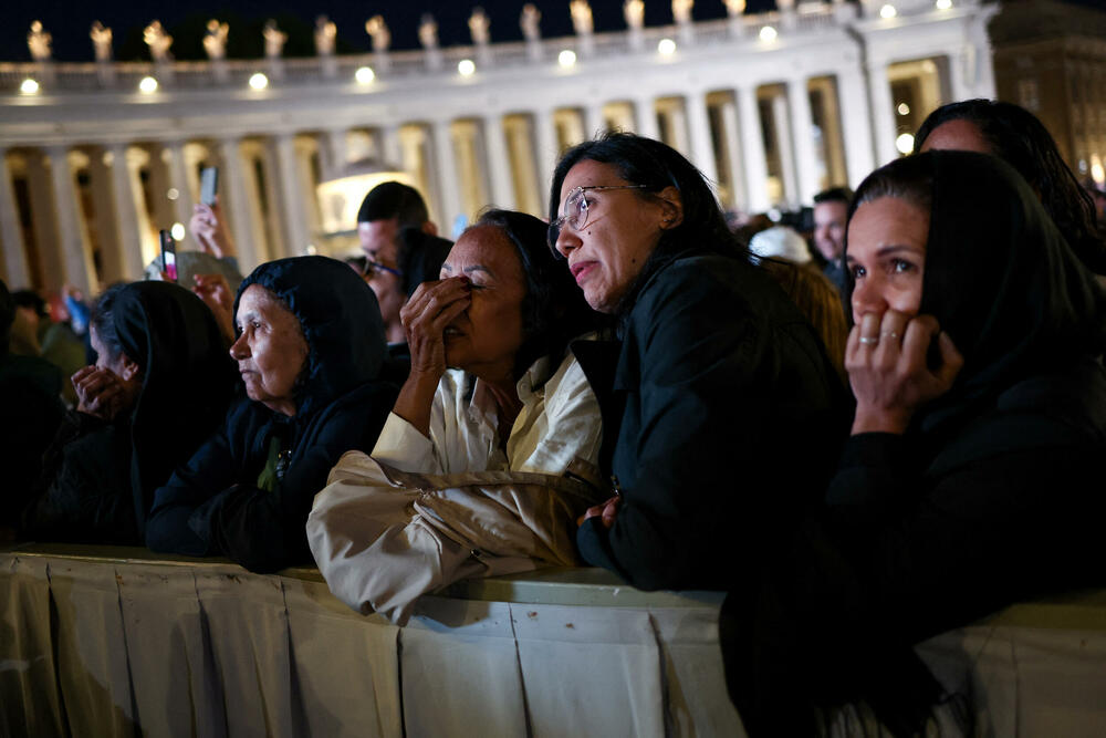 <p>Hiljade vjernika okupilo se na Trgu Svetog Petra</p>