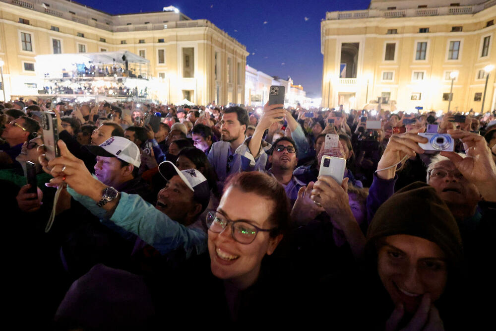 <p>Hiljade vjernika okupilo se na Trgu Svetog Petra</p>