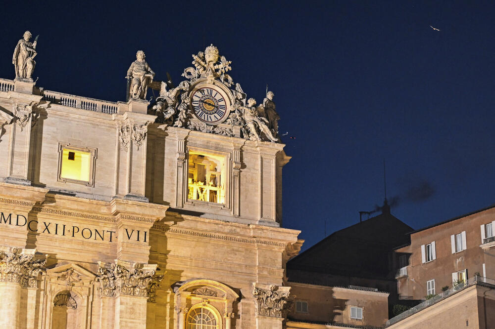 <p>Hiljade vjernika okupilo se na Trgu Svetog Petra</p>