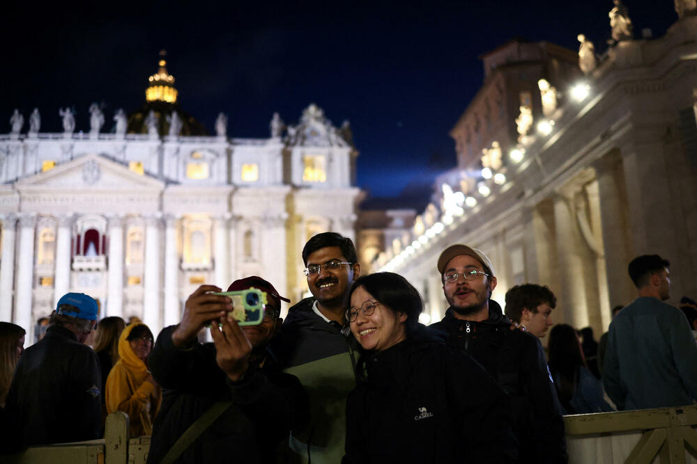 <p>Hiljade vjernika okupilo se na Trgu Svetog Petra</p>