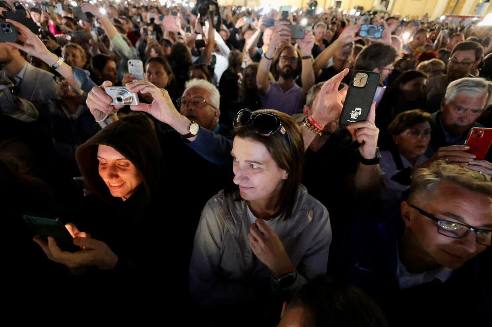 <p>Hiljade vjernika okupilo se na Trgu Svetog Petra</p>