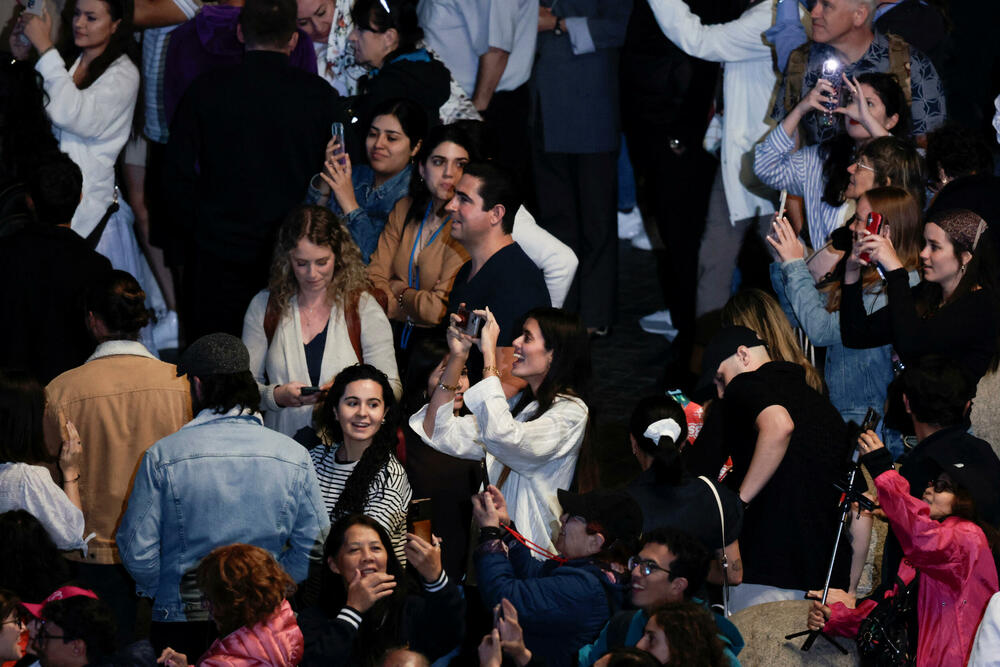 <p>Hiljade vjernika okupilo se na Trgu Svetog Petra</p>