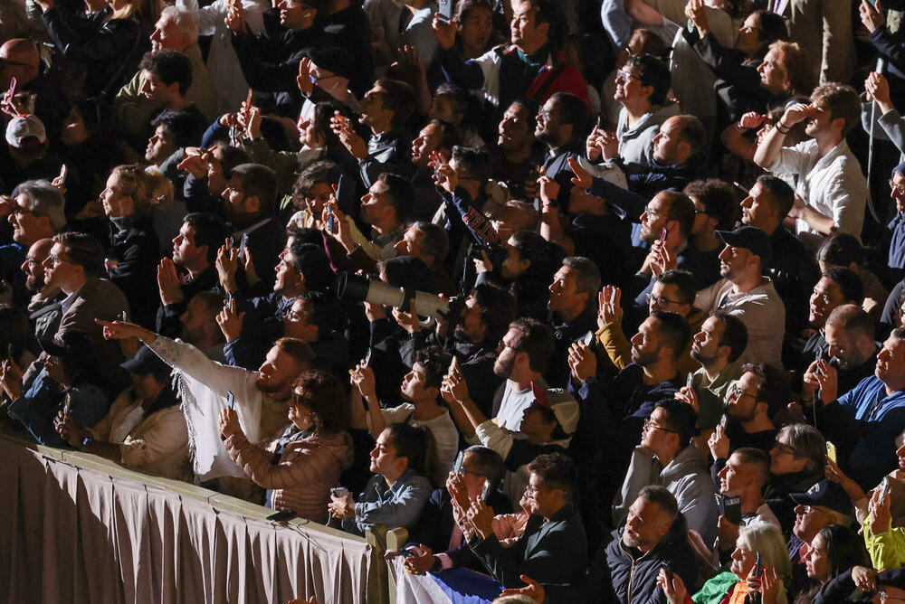 <p>Hiljade vjernika okupilo se na Trgu Svetog Petra</p>