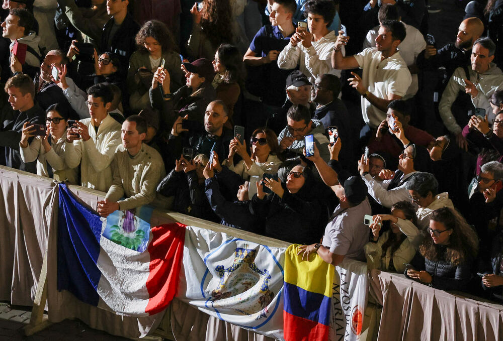 <p>Hiljade vjernika okupilo se na Trgu Svetog Petra</p>