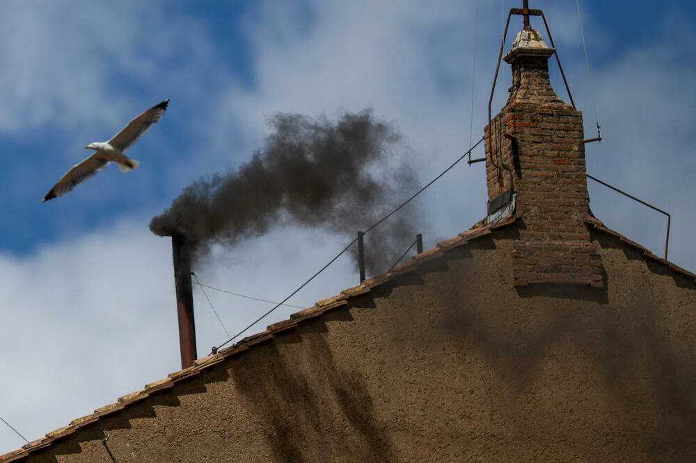 Crnoi dim sa krova Sikstinske kapele, Foto: Reuters