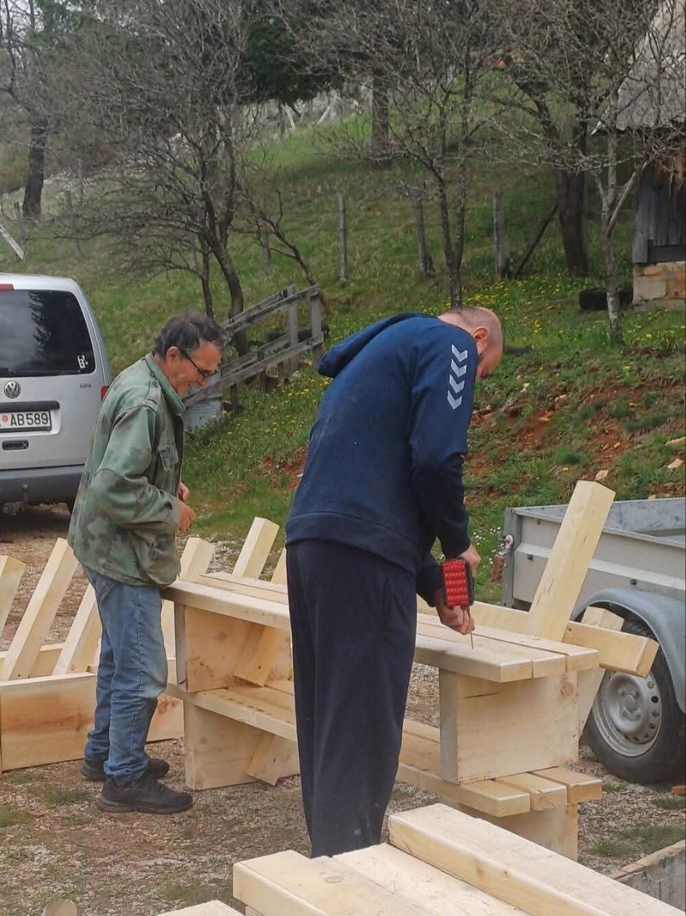 <p>Nastaviće sa obnavljanjem parkovskog mobilijara, turističke signalizacije, info tabli...</p>