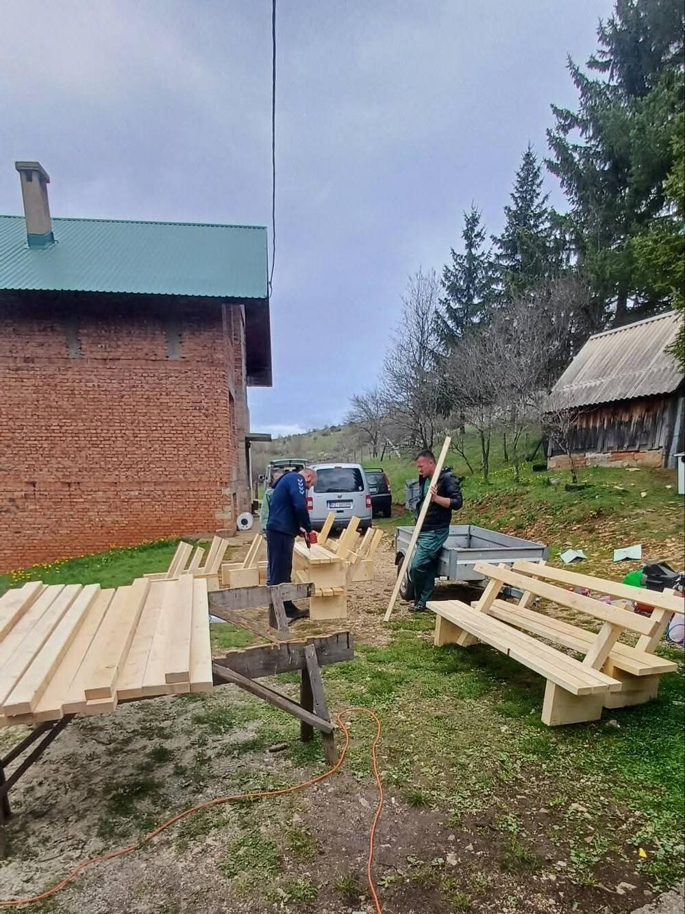 <p>Nastaviće sa obnavljanjem parkovskog mobilijara, turističke signalizacije, info tabli...</p>
