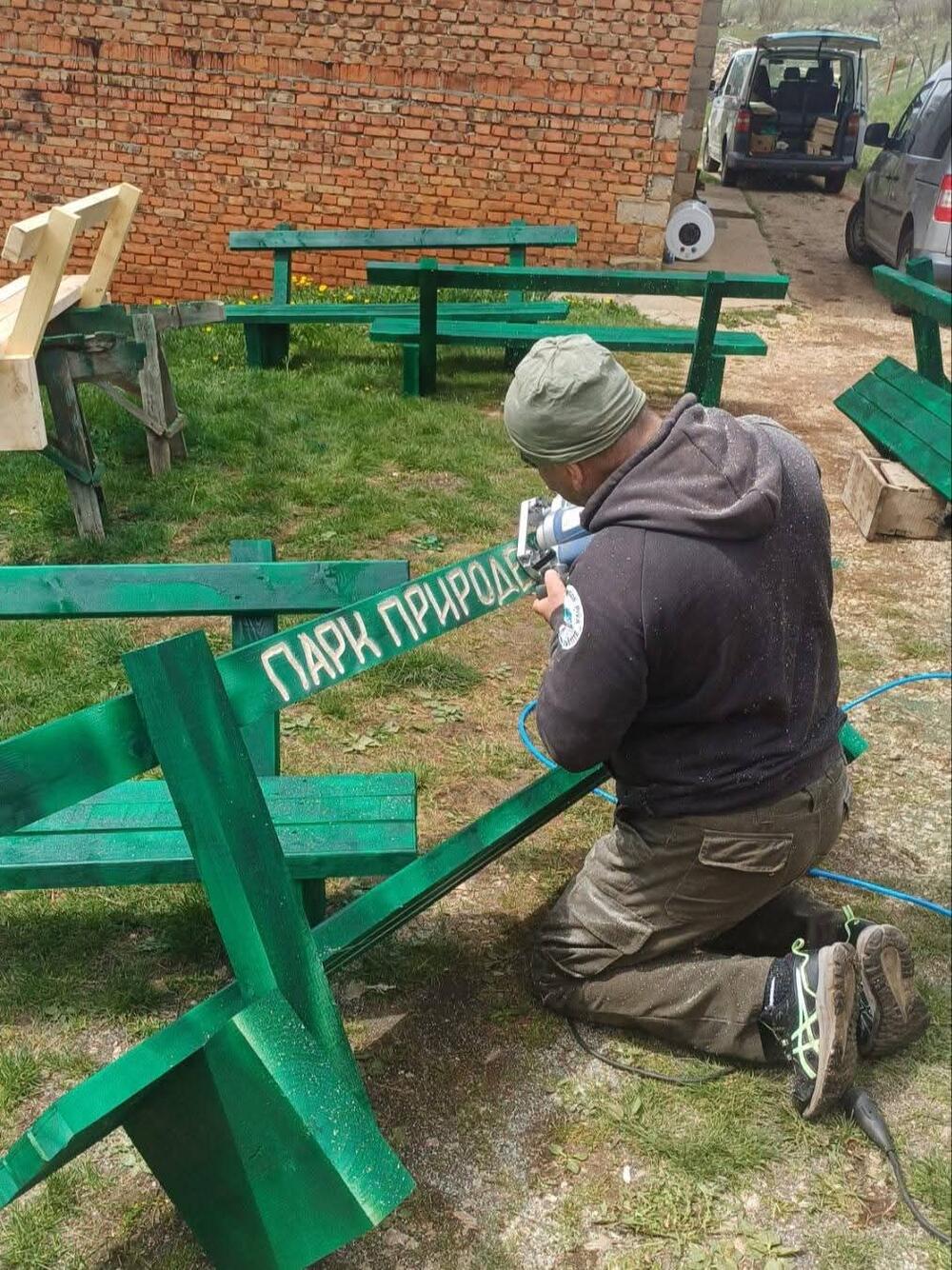 <p>Nastaviće sa obnavljanjem parkovskog mobilijara, turističke signalizacije, info tabli...</p>