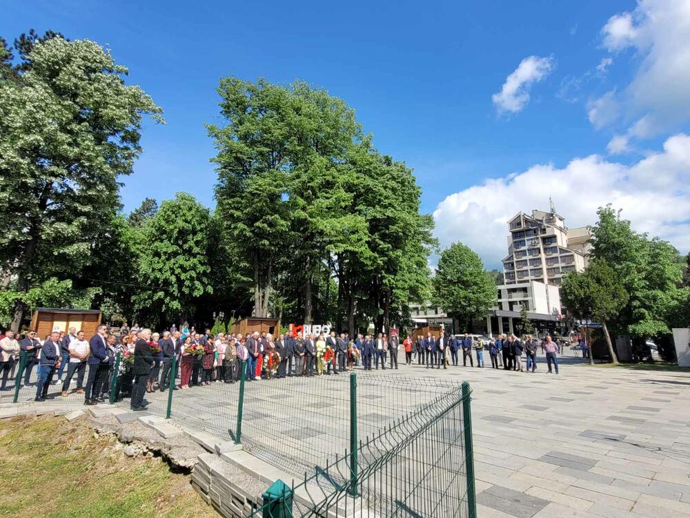 <p>"Naša obaveza nije samo da pamtimo – već da čuvamo istinu, da učimo mlade o vrijednostima antifašizma i da svakodnevno gradimo društvo pravde, tolerancije i solidarnosti",</p>