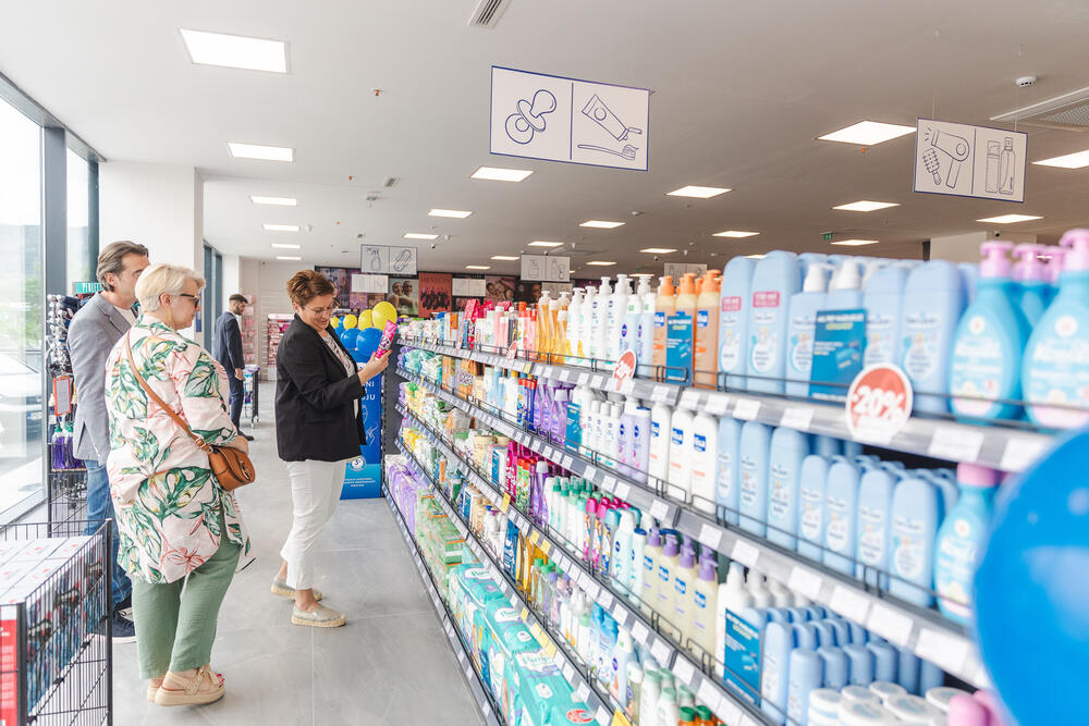 <p>Kompanija Mil-Pop je svečano otvorila svoju 18. prodavnicu u Boka Mallu u Radanovićima.</p>