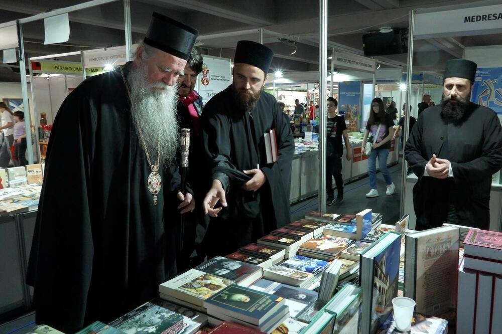 Mitropolit Joanikije obilazi sajam, Foto: Nova knjiga