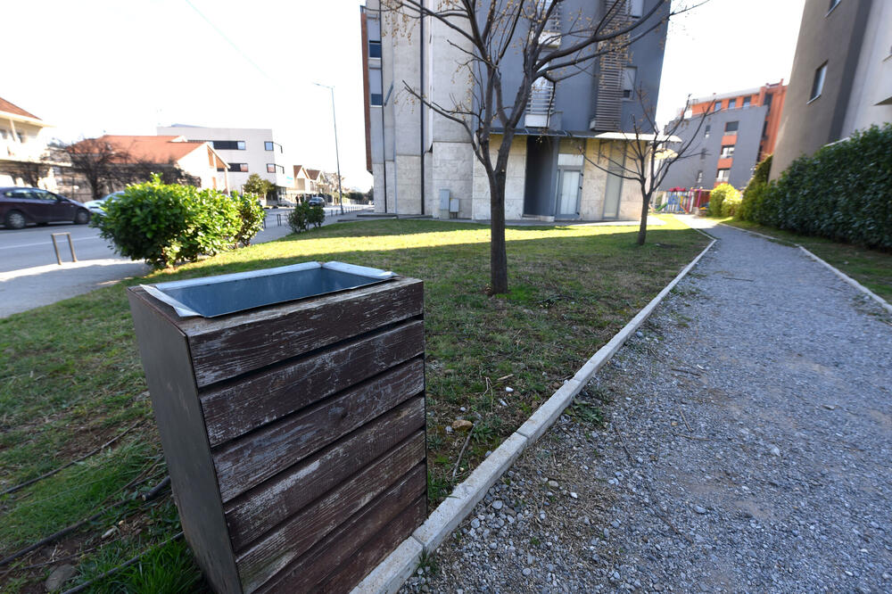 Radnik Čistoće pronašao bebu u kanti, Foto: Boris Pejović