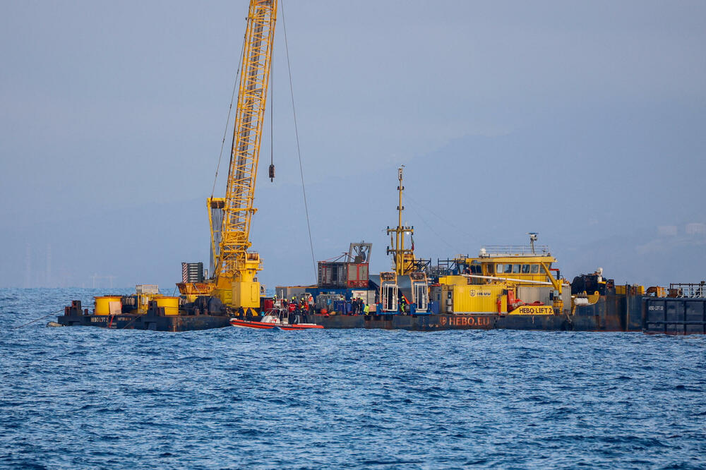 Izvlačenje jedrenjaka, Foto: Reuters