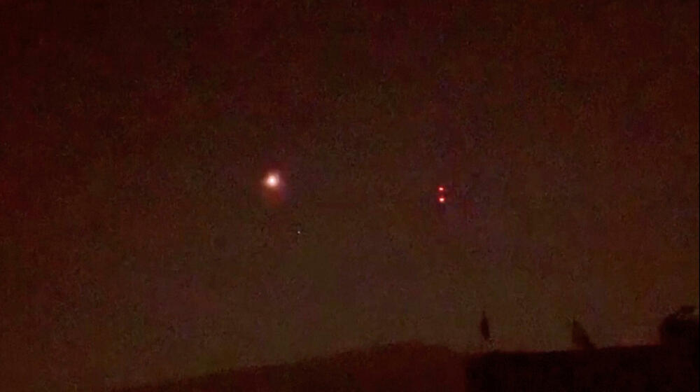 <p>Eksplozije su se čule u Srinagaru i Džamuu, a projektili i bljeskovi su viđeni na noćnom nebu iznad Džamua, slično događajima prethodne večeri, tvrde vlasti, stanovnici i svjedoci Rojtersa</p>