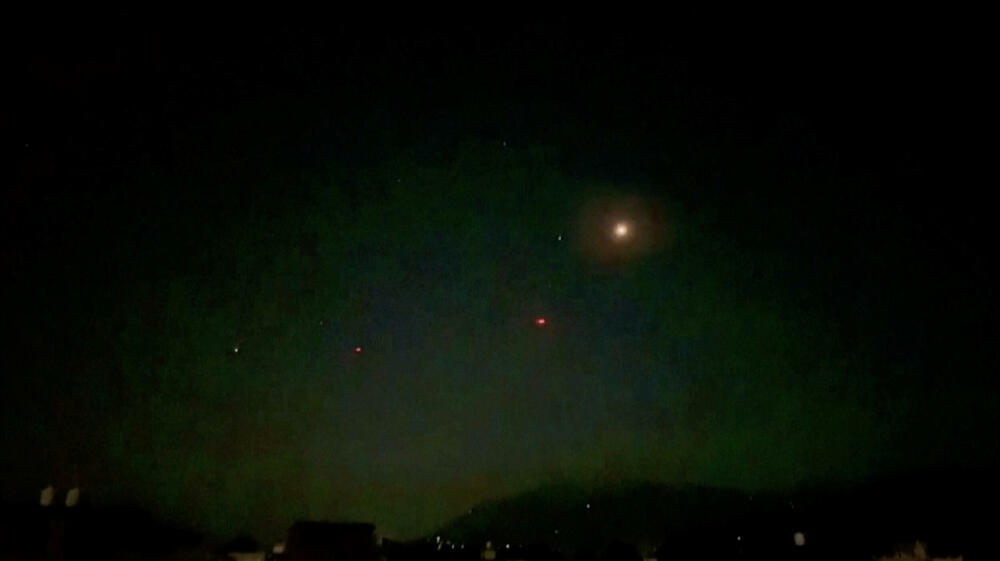 <p>Eksplozije su se čule u Srinagaru i Džamuu, a projektili i bljeskovi su viđeni na noćnom nebu iznad Džamua, slično događajima prethodne večeri, tvrde vlasti, stanovnici i svjedoci Rojtersa</p>