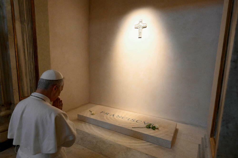 <p>Meštani Đenacana okupili su se na trgu ispred glavne crkve, a papa ih je pozdravio i blagoslovio</p>