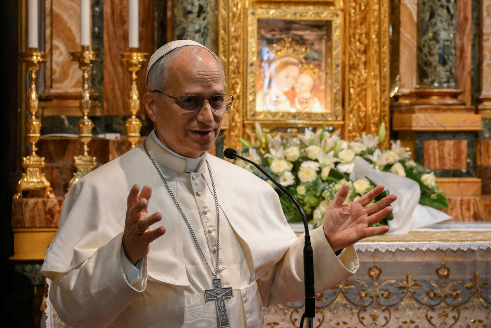<p>Meštani Đenacana okupili su se na trgu ispred glavne crkve, a papa ih je pozdravio i blagoslovio</p>