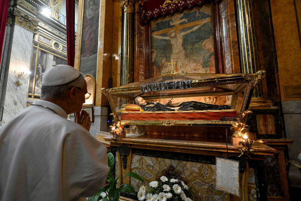 <p>Meštani Đenacana okupili su se na trgu ispred glavne crkve, a papa ih je pozdravio i blagoslovio</p>