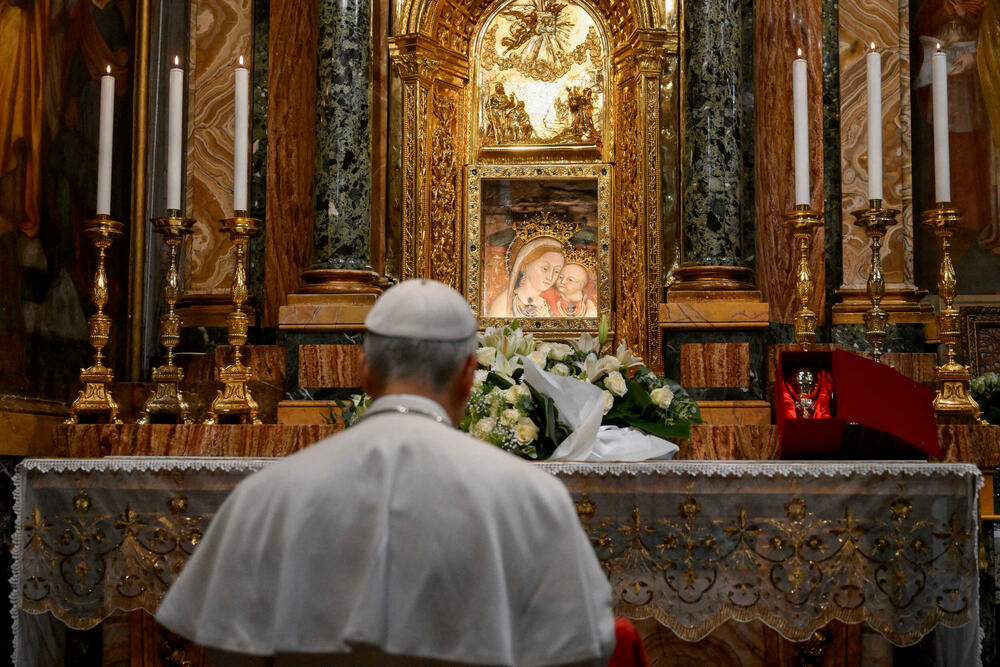 <p>Meštani Đenacana okupili su se na trgu ispred glavne crkve, a papa ih je pozdravio i blagoslovio</p>
