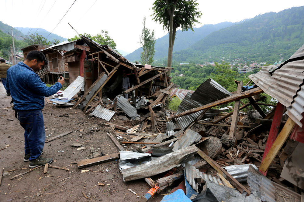 Detalj iz indijskog sela u Kašmiru nakon granatiranja, Foto: REUTERS