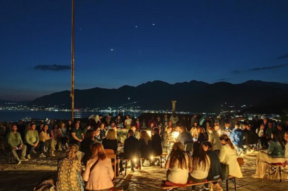 Sa večeri klapske pjesme ispred crkve sv. Antuna, Foto: Wind Fest
